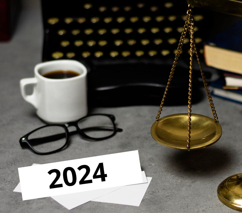 balança da justiça com o ano de 2024