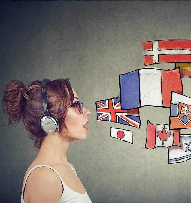 mulher com fone e falando, com bandeiras que significam diversos idiomas
