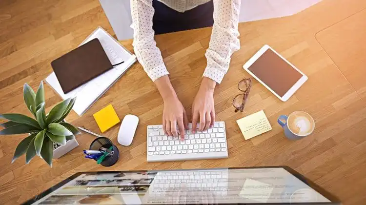 pessoa digitando tipos de tradução